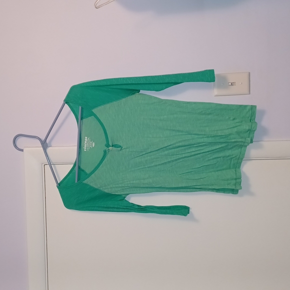 4 Old Navy Women's Shirts - Picture 7 of 10